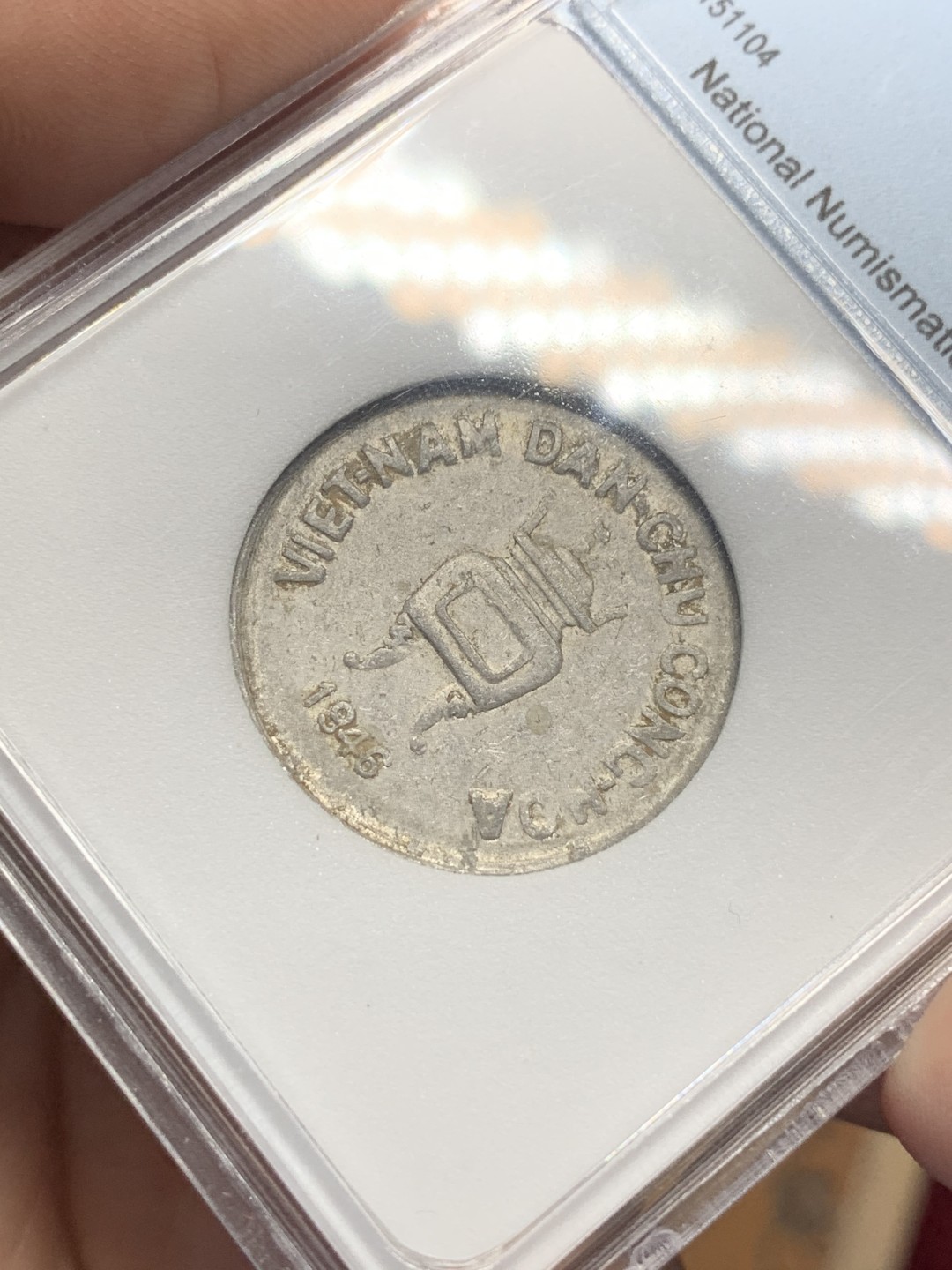 《竞宝斋》第112场-周日，周一 ，2场连拍（全场包邮） NNC-MS62 1946年 越南5HAO香炉铝币，小名誉品。东南亚湿热，铝币保存困难。香炉易弱打，这枚字口五星图案深峻，颇为不易