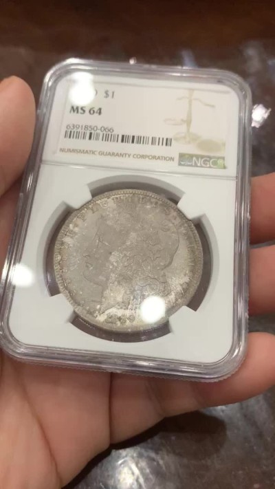 《竞宝斋》第112场-周日，周一 ，2场连拍（全场包邮） NGC-MS64 1889摩根银币 绒布盒保存产生的环彩包浆 状态完胜64白币