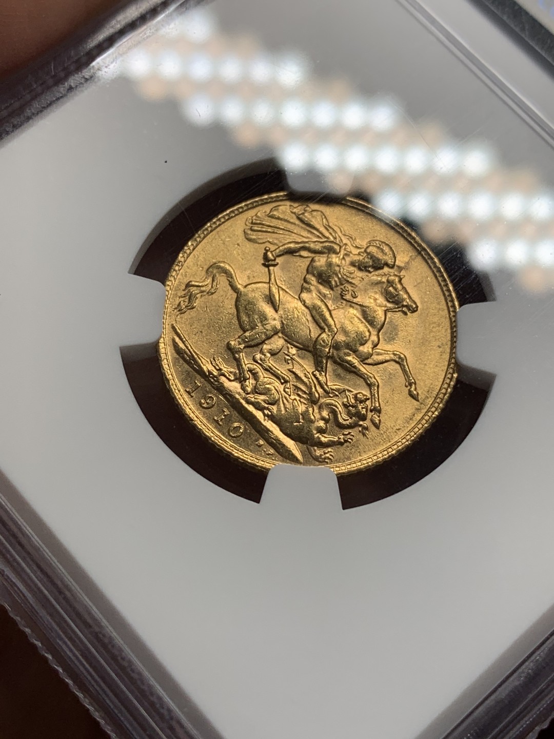 《竞宝斋》第112场-周日，周一 ，2场连拍（全场包邮） NGC-MS63 英国爱德华七世 1910年 1索维林马剑金币 8克 细节底板超分数状态