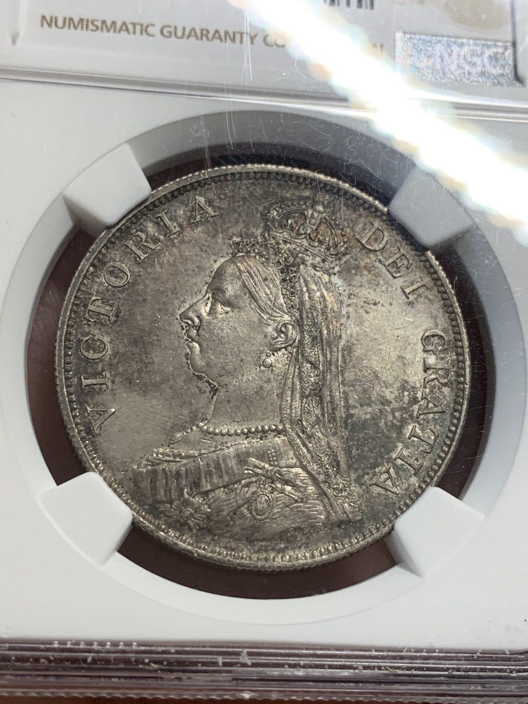 《竞宝斋》第112场-周日，周一 ，2场连拍（全场包邮） NGC MS62 英国 1887年 维多利亚 高冠 双福林 银币 深彩包浆 底板非常好