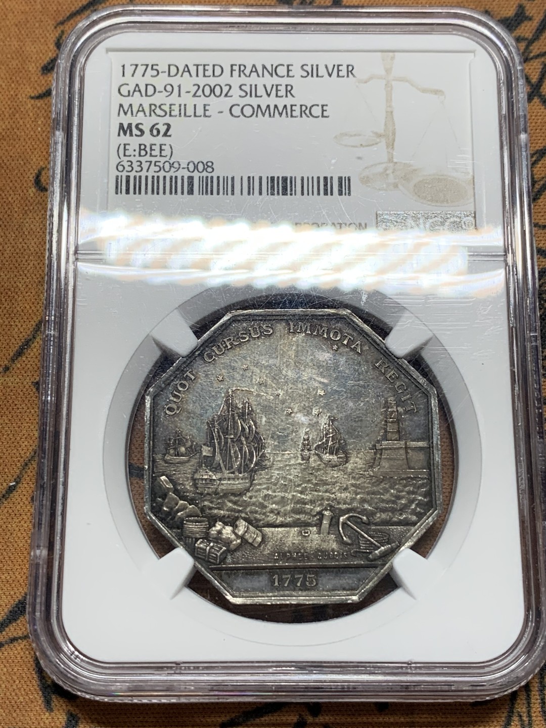 《竞宝斋》第112场-周日，周一 ，2场连拍（全场包邮） NGC-MS62 1775年法国马赛港口景观八角 非常少见的版本，正面港口景观，背面葡萄小麦等农作物环绕，设计精美