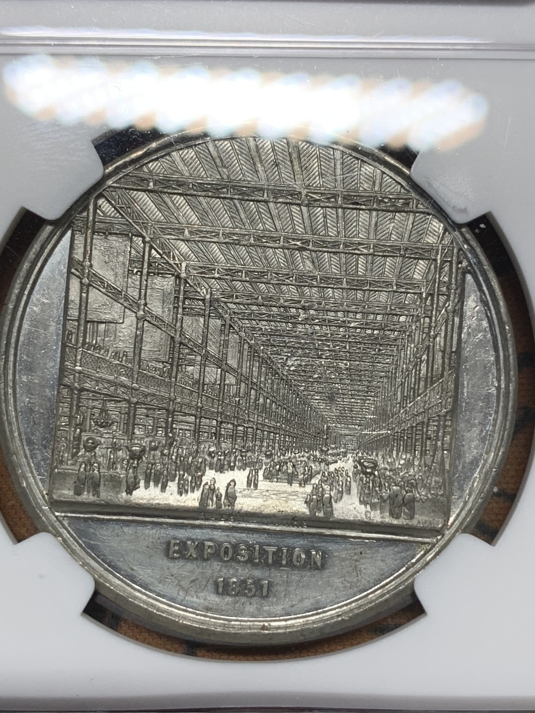 《竞宝斋》第112场-周日，周一 ，2场连拍（全场包邮） NGC MS61 英国 1851年首届世博会纪念章，描绘了壮丽的水晶宫及内部景象 WM白金属材质 高浮雕 细节满满