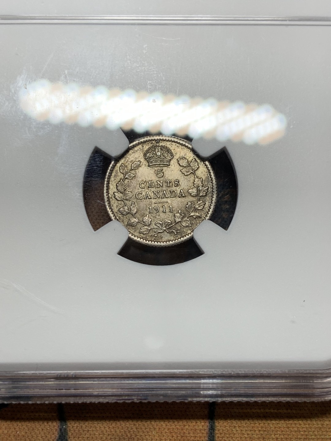 《竞宝斋》第112场-周日，周一 ，2场连拍（全场包邮） NGC AU55 加拿大 1911年 乔治五世 5分银币 低评状态 盒子上部边缘有小缺