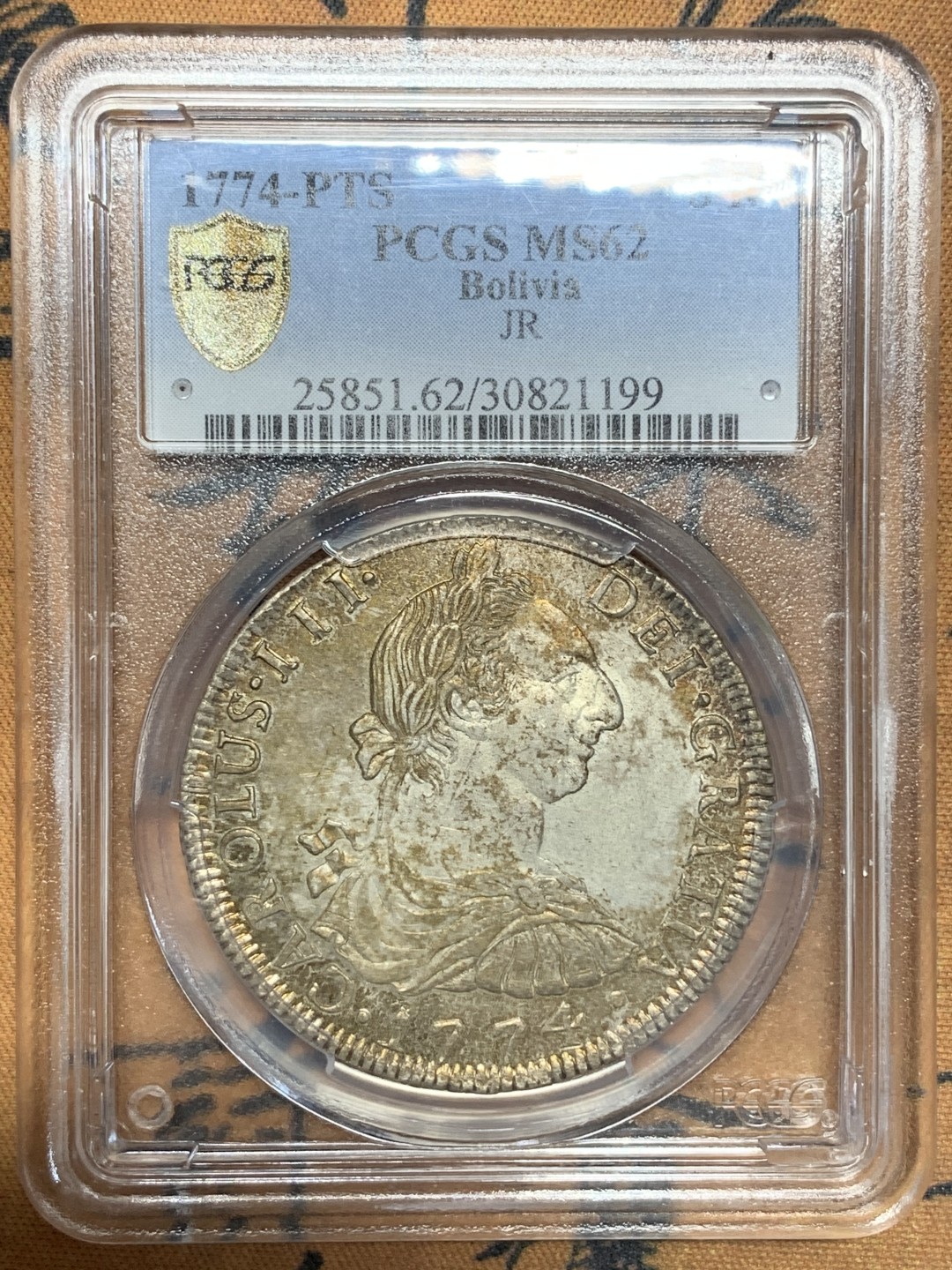 《竞宝斋》第112场-周日，周一 ，2场连拍（全场包邮） PCGS-MS62 1774年西属玻利维亚卡三8R 全币深打，金色包浆，打制是影响西属币价格的最重要因素之一 绝美