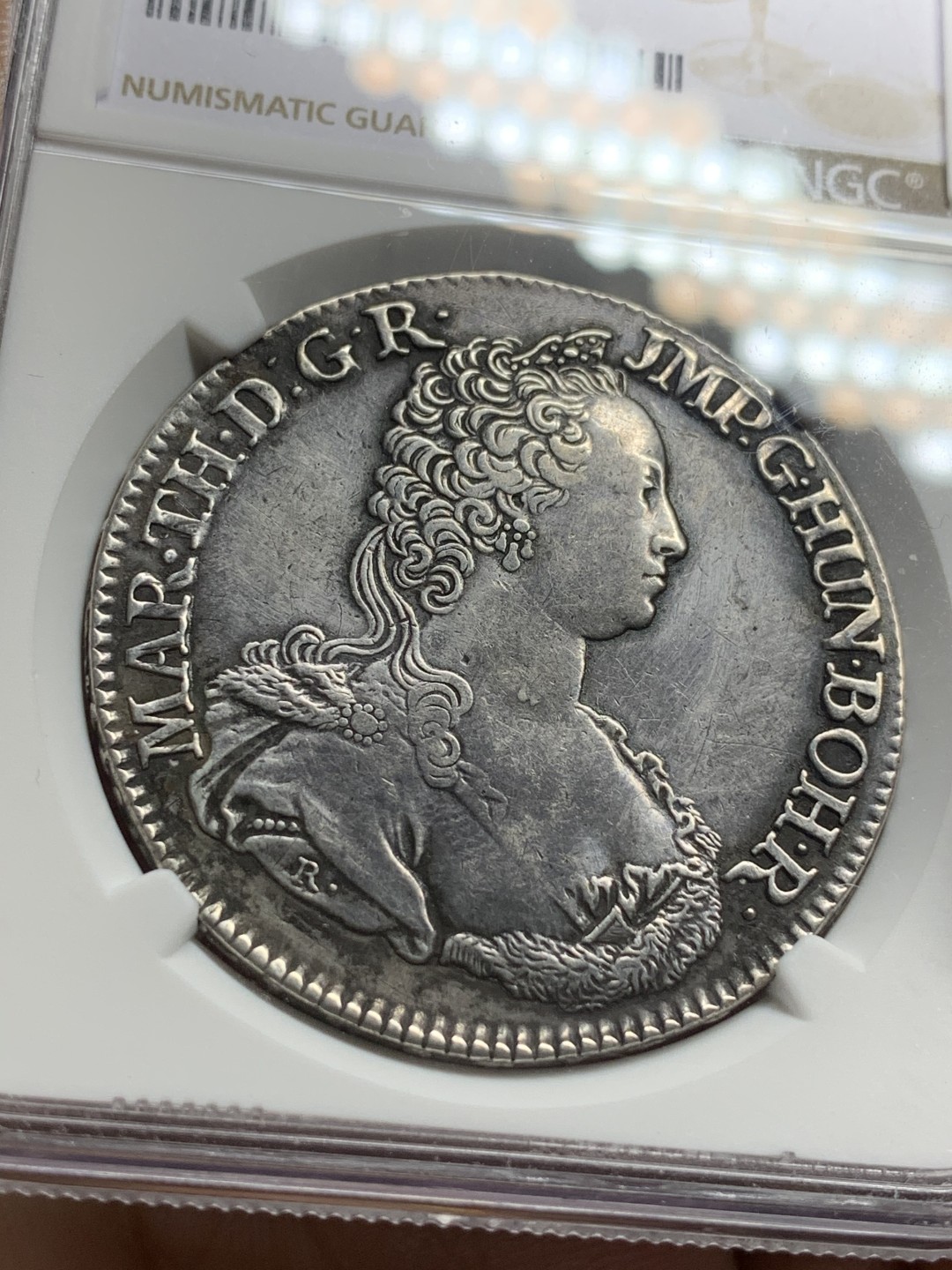 《竞宝斋》第112场-周日，周一 ，2场连拍（全场包邮） NGC-XFD 1751年奥属尼德兰玛利亚特蕾莎1杜卡特 少见的大奶妈品种，33.25克，黑包浆，胸前流苏清晰完整，给XF有些低评