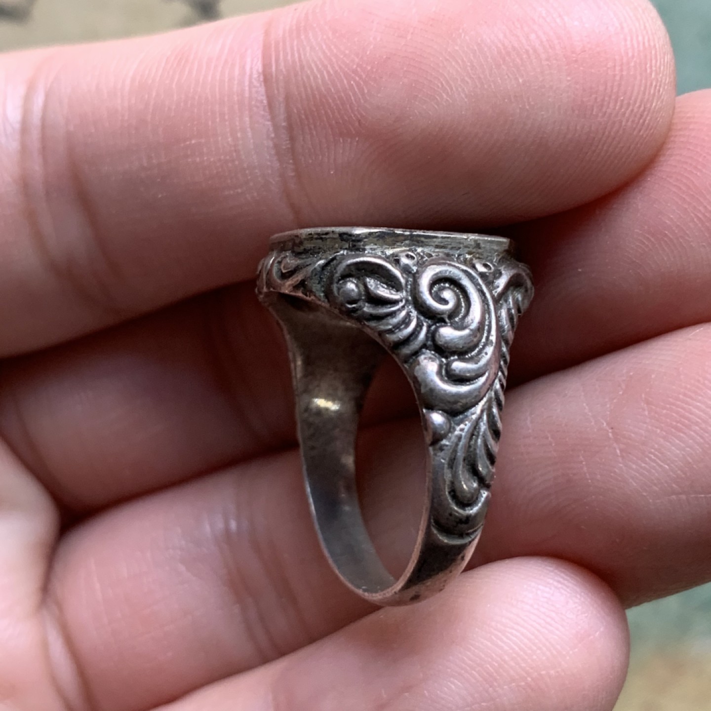 《竞宝斋》第112场-周日，周一 ，2场连拍（全场包邮） 德国老银戒指 手工雕刻 戒面有漂亮的贵族字母纹章 带835银戳 从工艺上看约为1840s的作品 味道十足 自用收藏都很合适