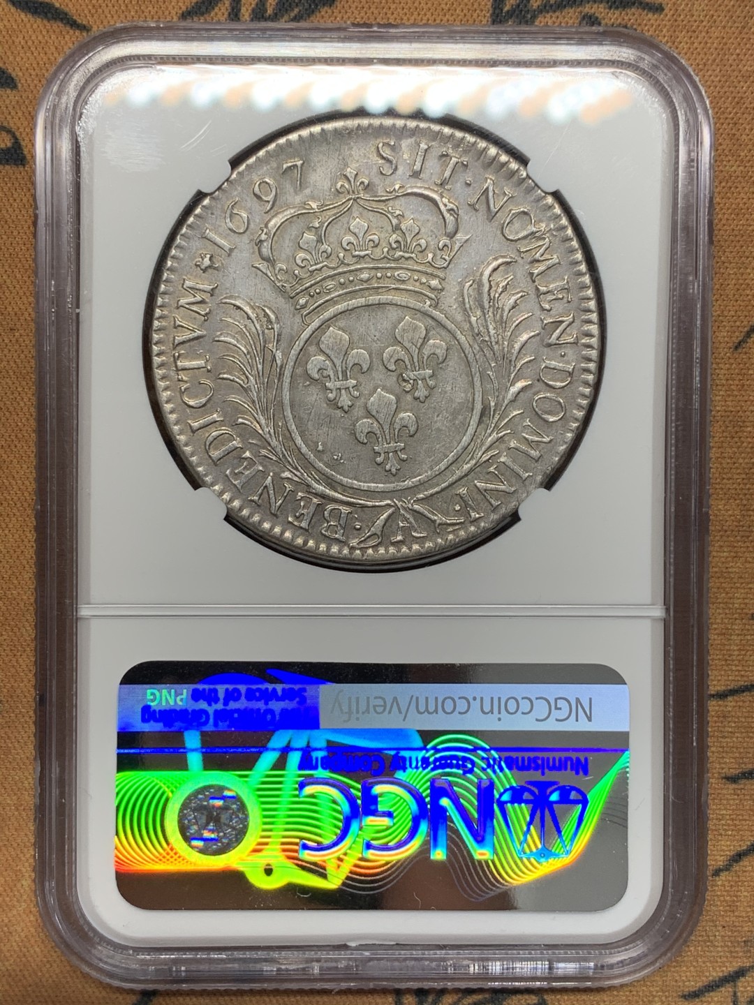 《竞宝斋》第112场-周日，周一 ，2场连拍（全场包邮） NGC XF 法国 1697年 路易十四 太阳王 1埃居 大银币 头顶太阳极清晰 这个品种 正反打制成这样已经难得
