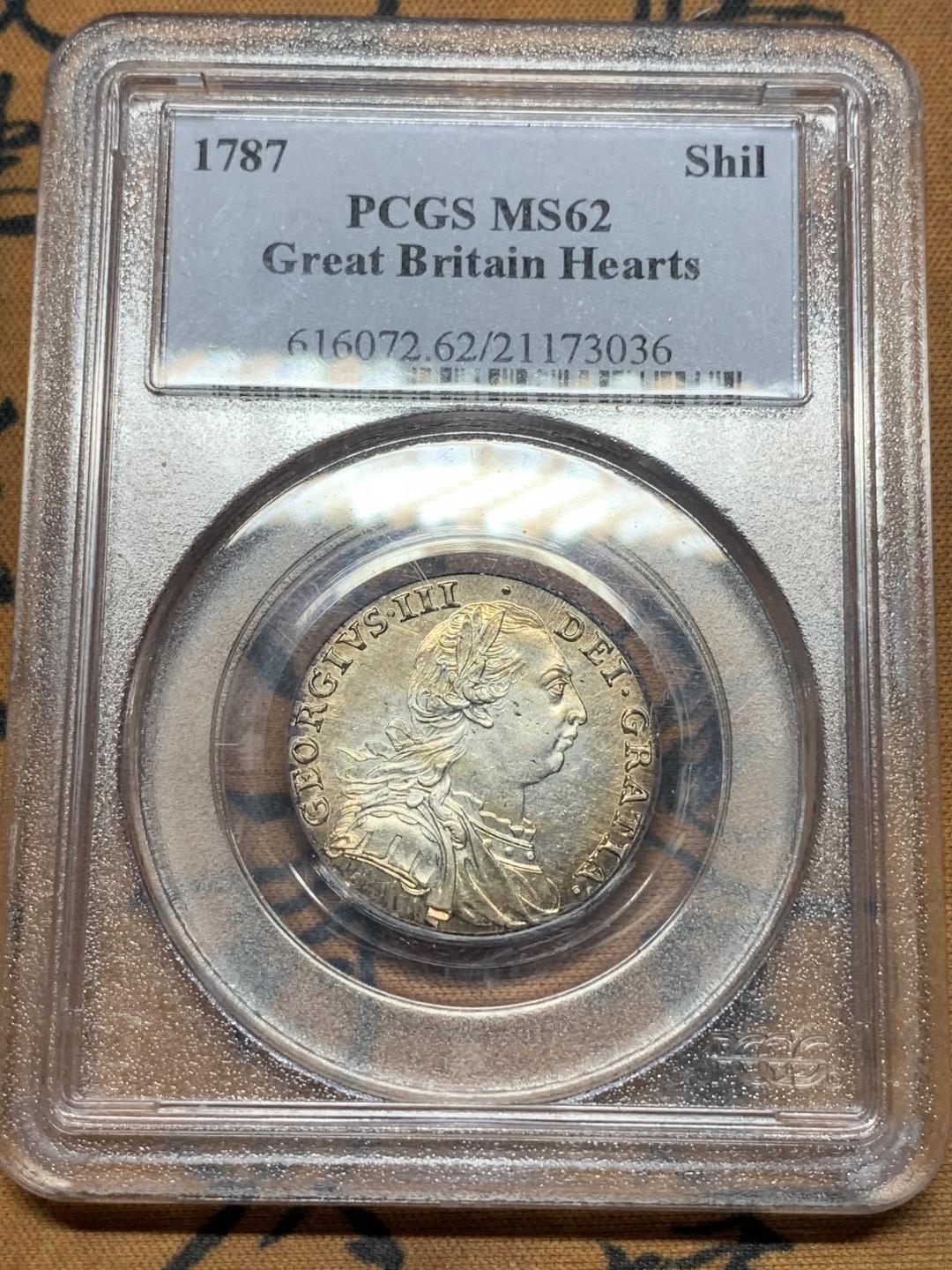 《竞宝斋》第112场-周日，周一 ，2场连拍（全场包邮） PCGS MS62 英国乔三 1787 一先令 有心版 老盒评级淡彩包浆