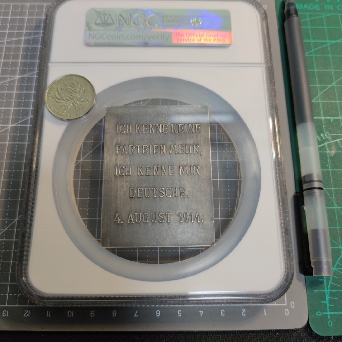 八角银章NGC章牌特卖会 威廉二世1914演讲大银章，背面译文“我不知道什么政党，我只知道德国人” 边缘有些小磕碰，高浮雕，加厚盒边缘有些小碎裂
