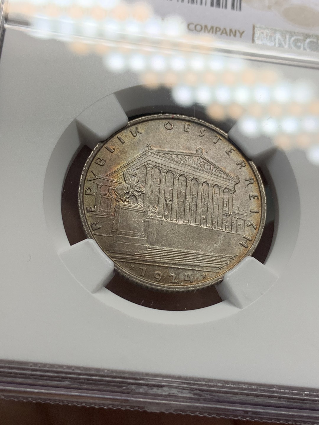 《竞宝斋》第112场-周日，周一 ，2场连拍（全场包邮） 第三名 NGC-MS64 奥地利1924年 维也纳会议大厅 1先令银币 带点月牙彩 非常漂亮