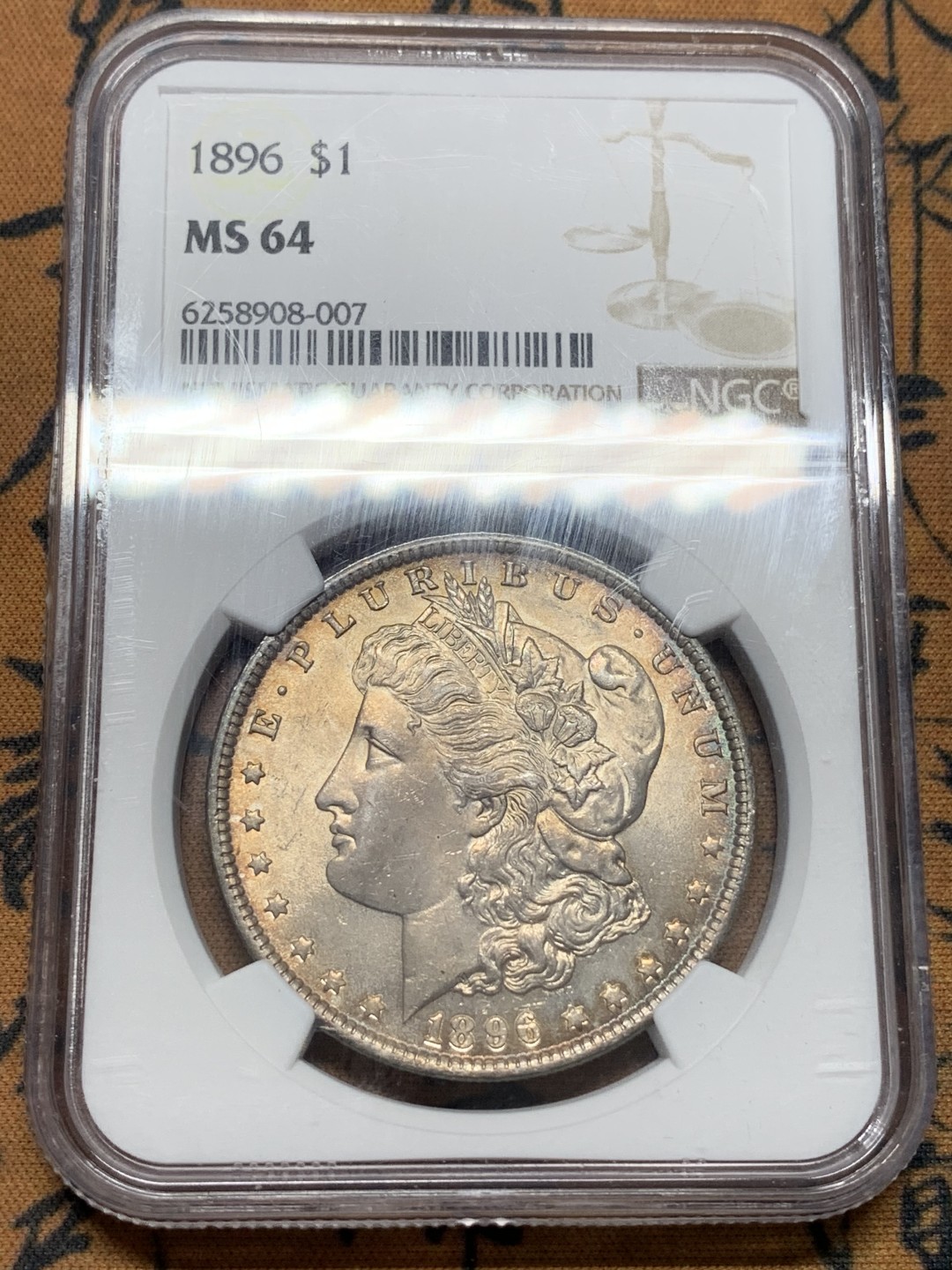 《竞宝斋》第112场-周日，周一 ，2场连拍（全场包邮） NGC-MS64 美国 1896年 摩根银币 双面淡金彩 女神面10点-4点方向 有一道淡金色“一”字包浆