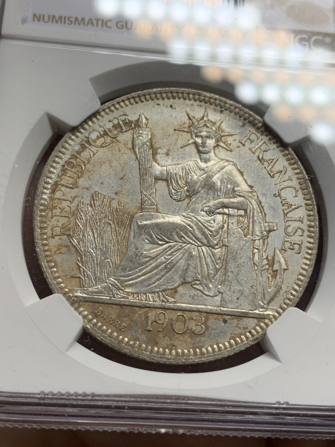 《竞宝斋》第112场-周日，周一 ，2场连拍（全场包邮） NGC UNC 法属印支 1903年 坐人 银币 给了包浆97 这个可以挽救 状态极好