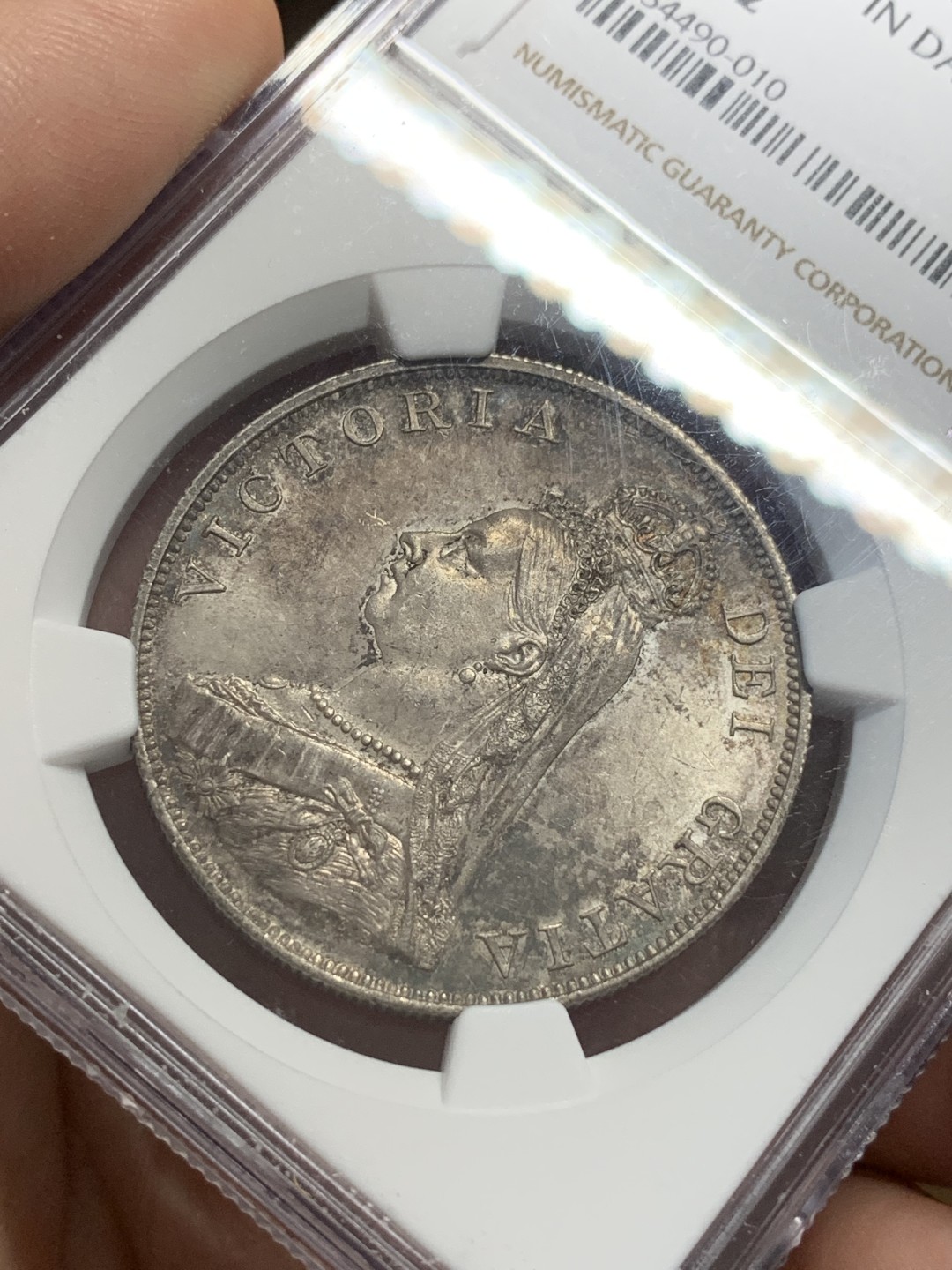 《竞宝斋》第112场-周日，周一 ，2场连拍（全场包邮） NGC MS62 英国 1887年 维多利亚 高冠 双福林 银币 深彩包浆 底板非常好