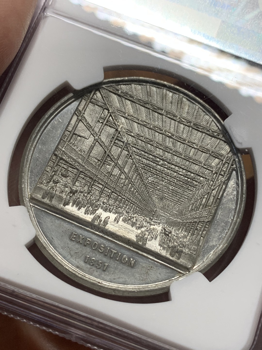 《竞宝斋》第112场-周日，周一 ，2场连拍（全场包邮） NGC MS61 英国 1851年首届世博会纪念章，描绘了壮丽的水晶宫及内部景象 WM白金属材质 高浮雕 细节满满