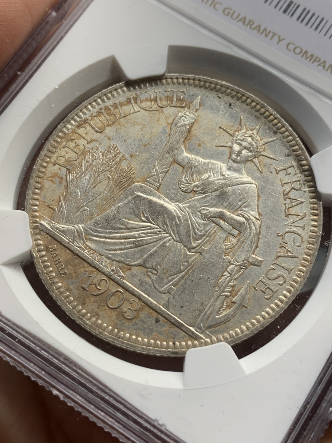 《竞宝斋》第112场-周日，周一 ，2场连拍（全场包邮） NGC UNC 法属印支 1903年 坐人 银币 给了包浆97 这个可以挽救 状态极好