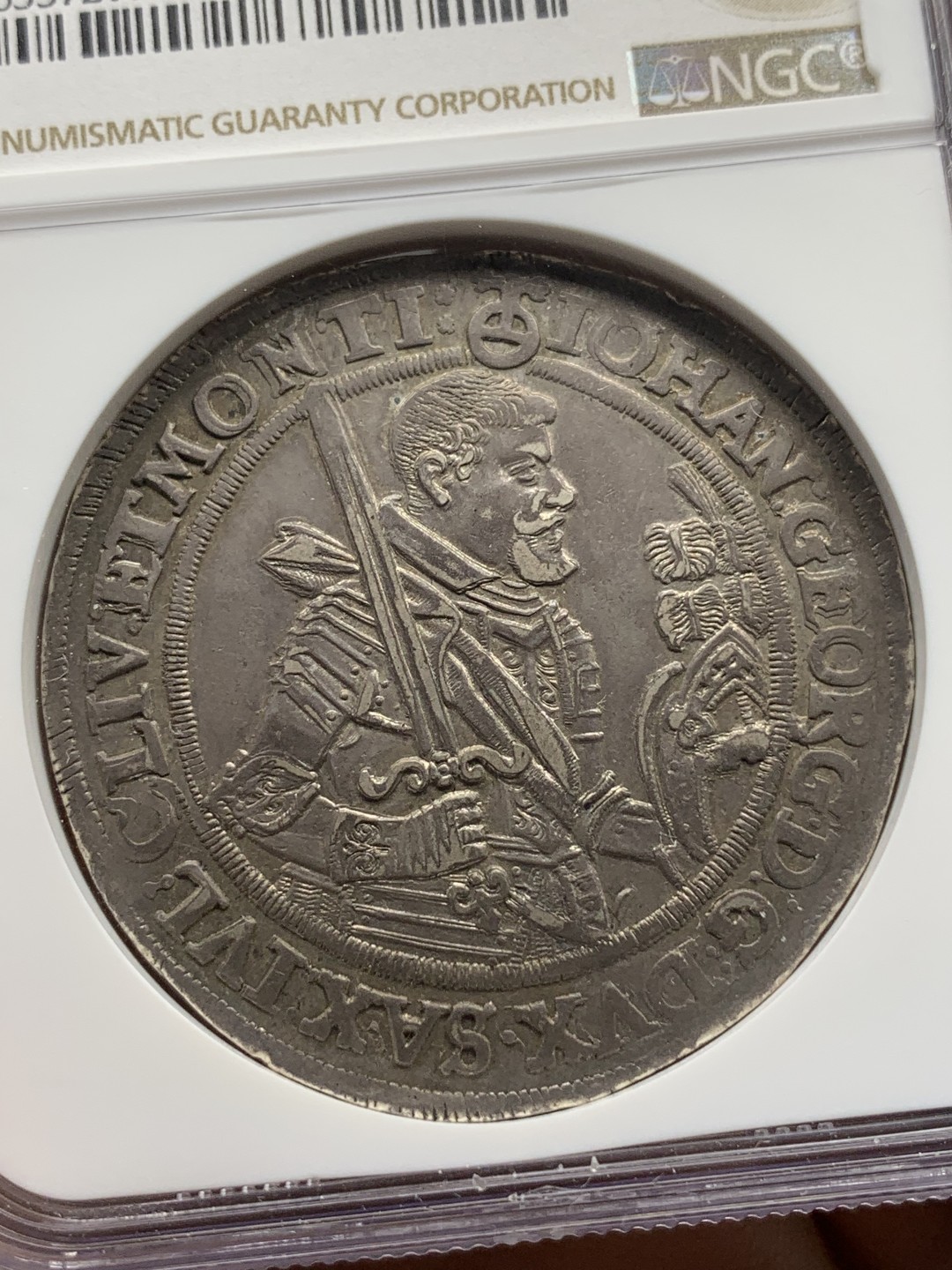 《竞宝斋》第112场-周日，周一 ，2场连拍（全场包邮） NGC AU58 德国 萨克森 1624年 持剑武士 泰勒 大银币 全深打 均匀包浆 实为难得