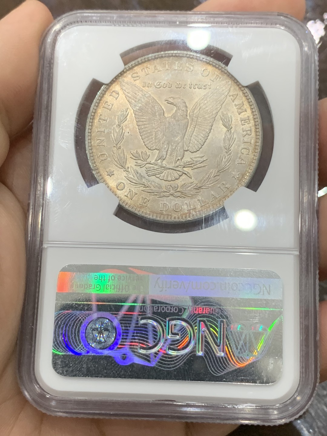 《竞宝斋》第112场-周日，周一 ，2场连拍（全场包邮） NGC-MS64 美国 1896年 摩根银币 双面淡金彩 女神面10点-4点方向 有一道淡金色“一”字包浆