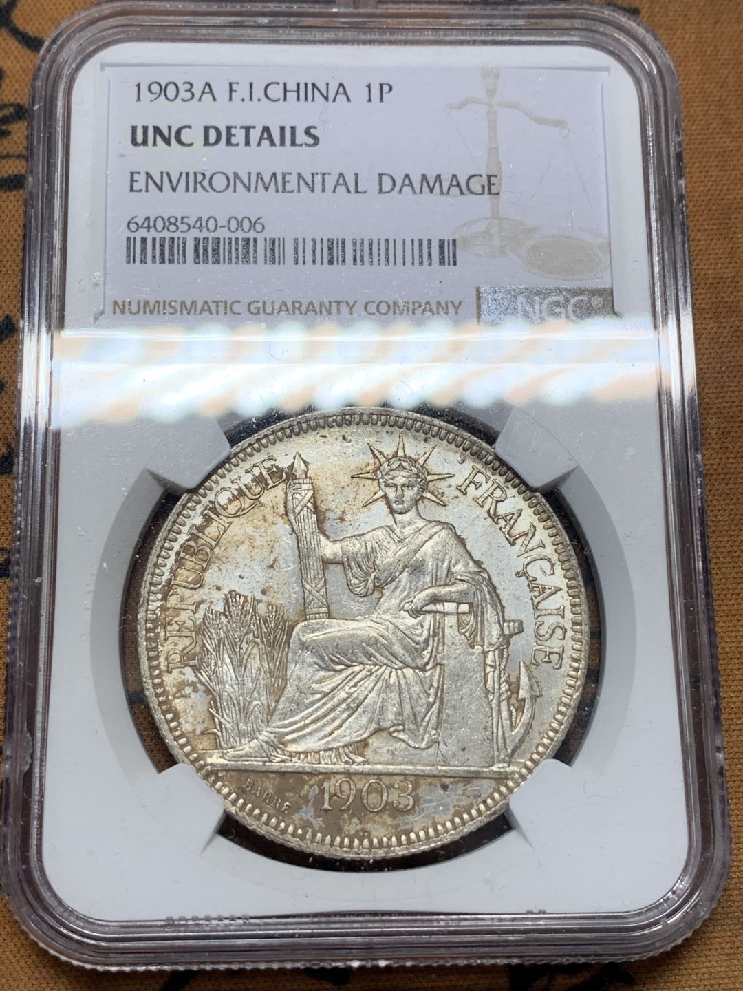 《竞宝斋》第112场-周日，周一 ，2场连拍（全场包邮） NGC UNC 法属印支 1903年 坐人 银币 给了包浆97 这个可以挽救 状态极好