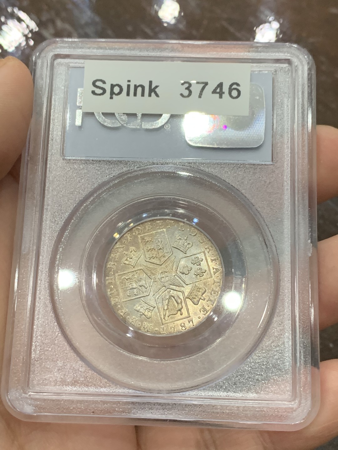 《竞宝斋》第112场-周日，周一 ，2场连拍（全场包邮） PCGS MS62 英国乔三 1787 一先令 有心版 老盒评级淡彩包浆