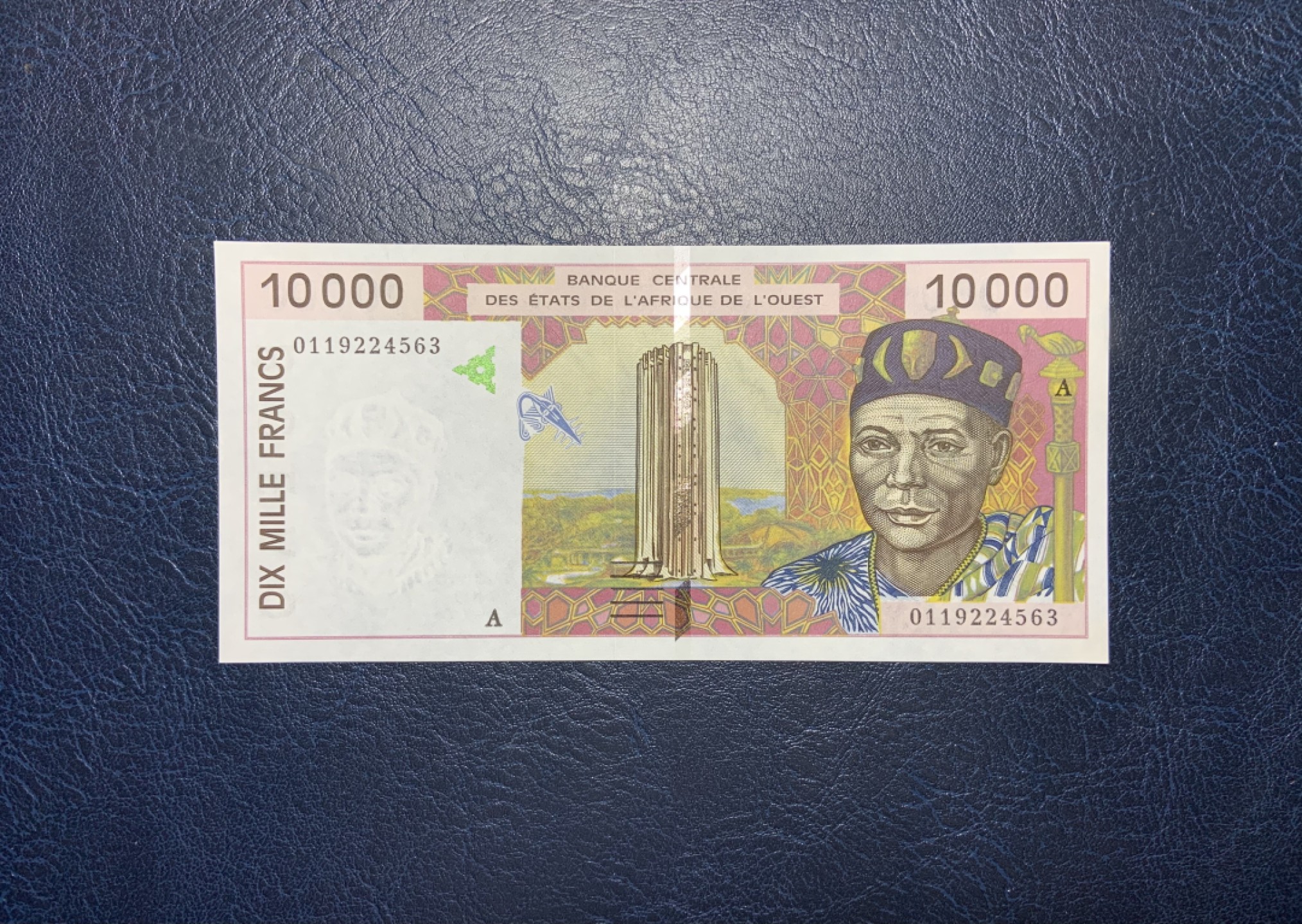 收藏联盟Quantum Auction 第204期拍卖 西非(科特迪瓦)2001年10000法郎 品相UNC- 灯下有斑