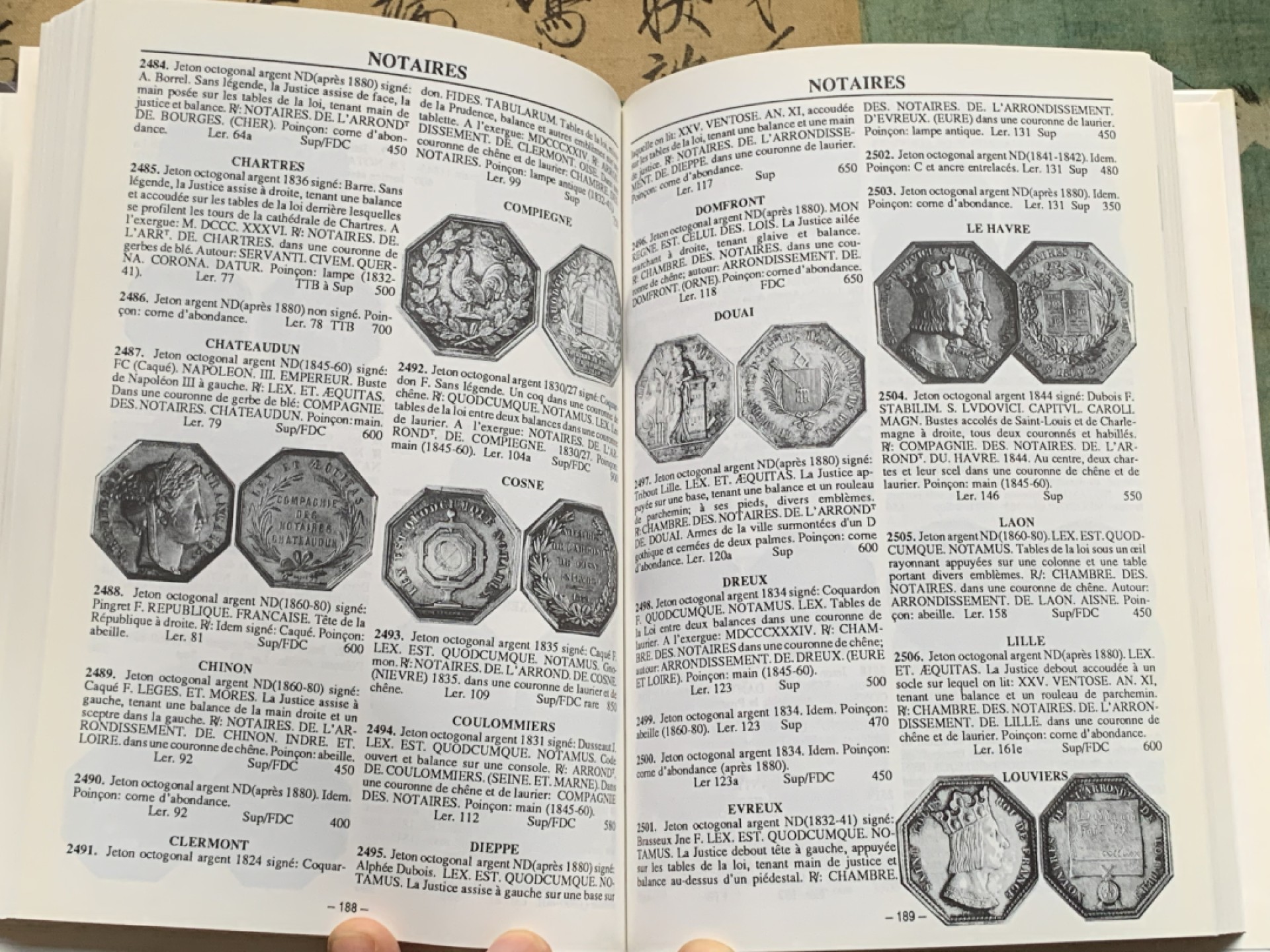 《竞宝斋》第112场-周日，周一 ，2场连拍（全场包邮） 法国 1991年 JETONS 代币目录 所见最新版本 版别详尽 厚达349页 一本在手 八角我有 难得遇见