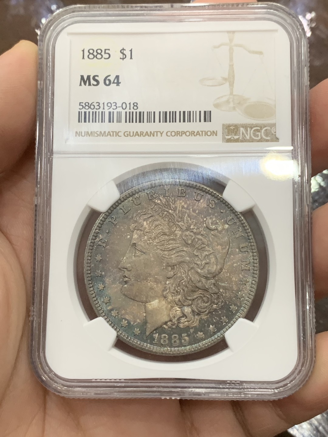 《竞宝斋》第112场-周日，周一 ，2场连拍（全场包邮） NGC-MS64 美国 1885年 摩根银币 女神面满彩 鹰面彩中彩 背斑驳彩 2点-6点方向深蓝月牙