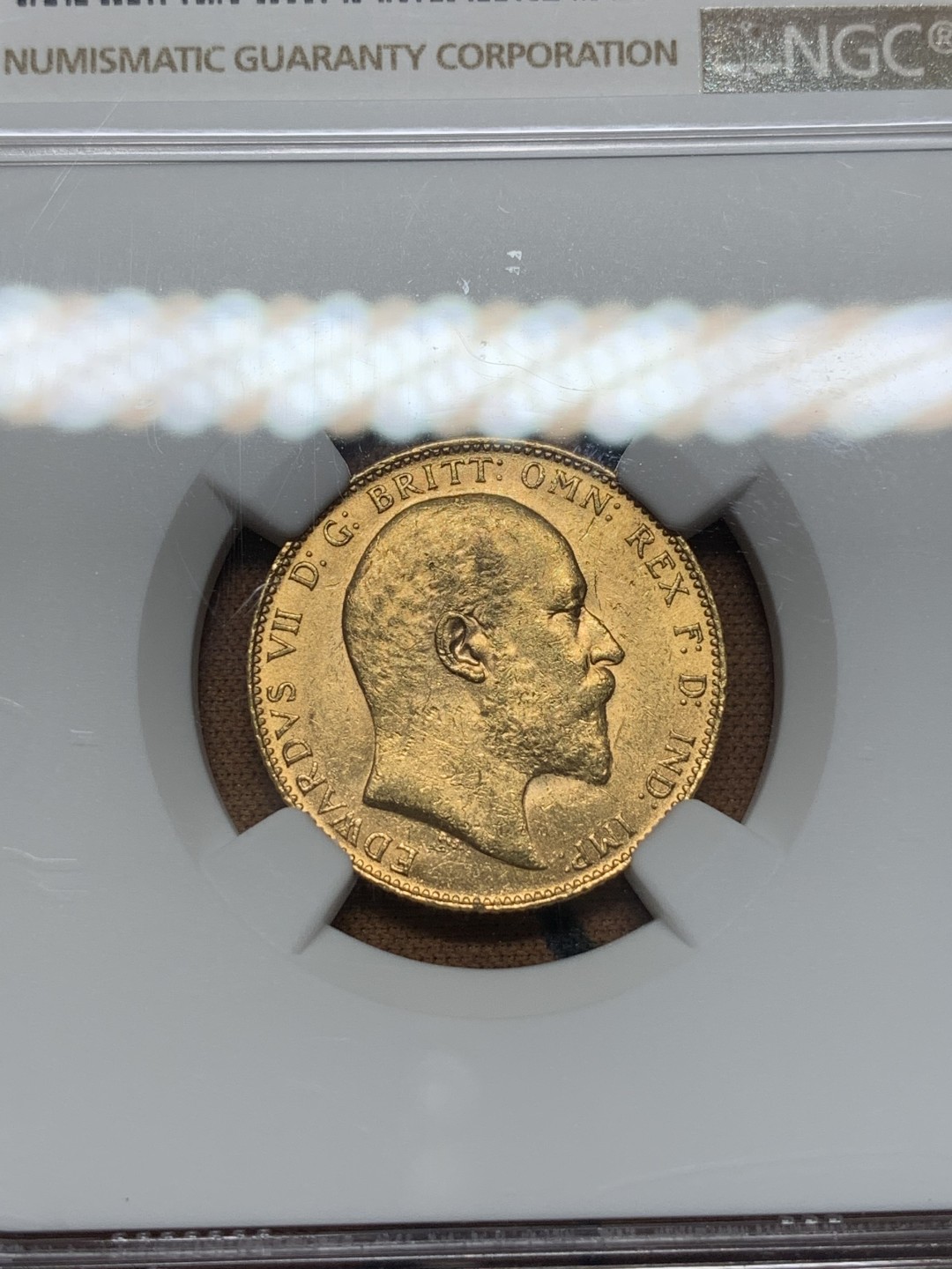 《竞宝斋》第112场-周日，周一 ，2场连拍（全场包邮） NGC-MS63 英国爱德华七世 1910年 1索维林马剑金币 8克 细节底板超分数状态