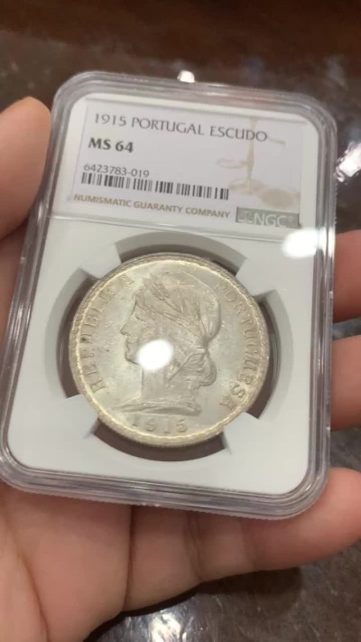 《竞宝斋》第112场-周日，周一 ，2场连拍（全场包邮） 冠军分 NGC-MS64 葡萄牙1915年 自由女神头像 1埃斯库多大银币 粉光顶级好品