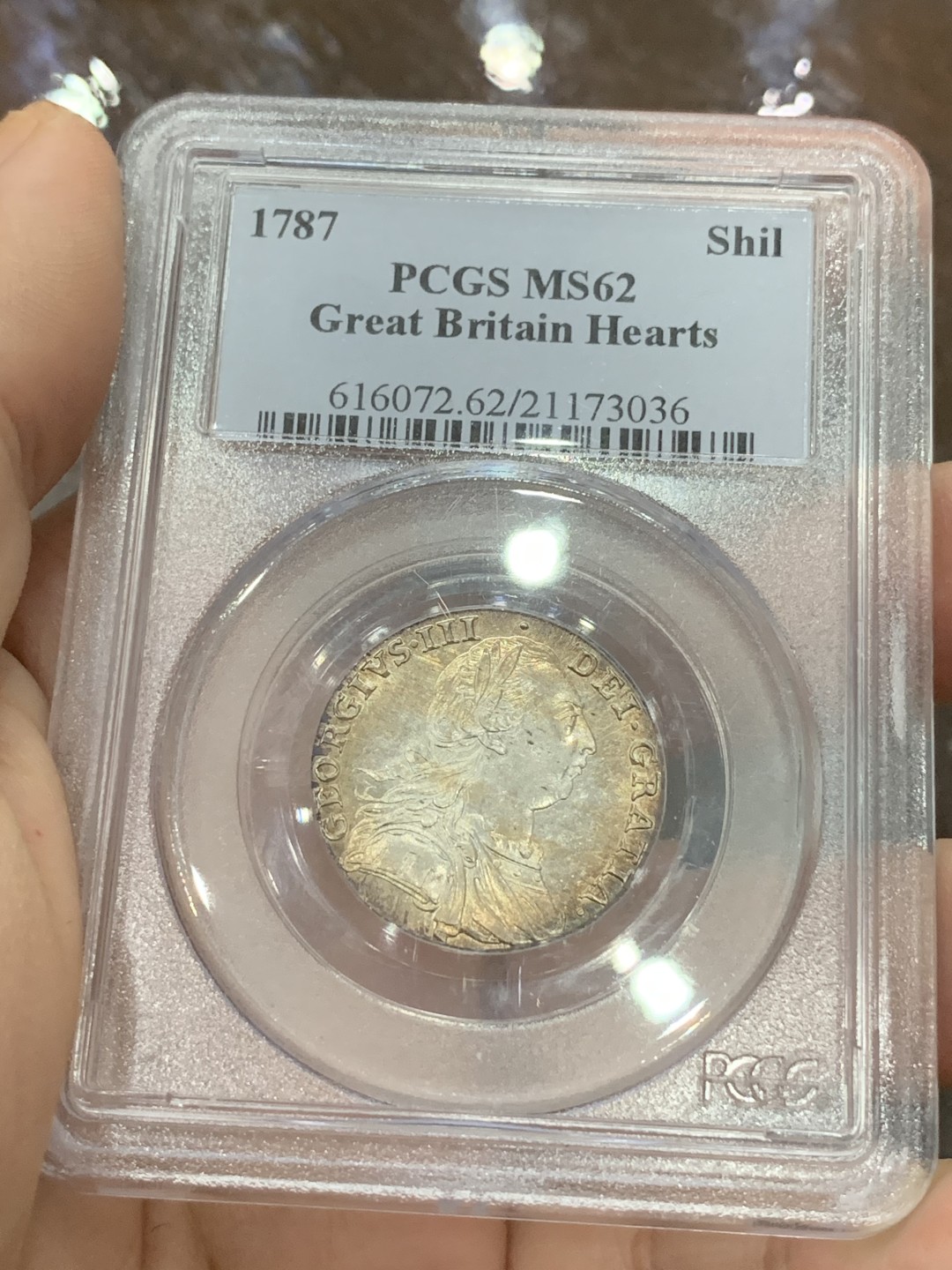 《竞宝斋》第112场-周日，周一 ，2场连拍（全场包邮） PCGS MS62 英国乔三 1787 一先令 有心版 老盒评级淡彩包浆