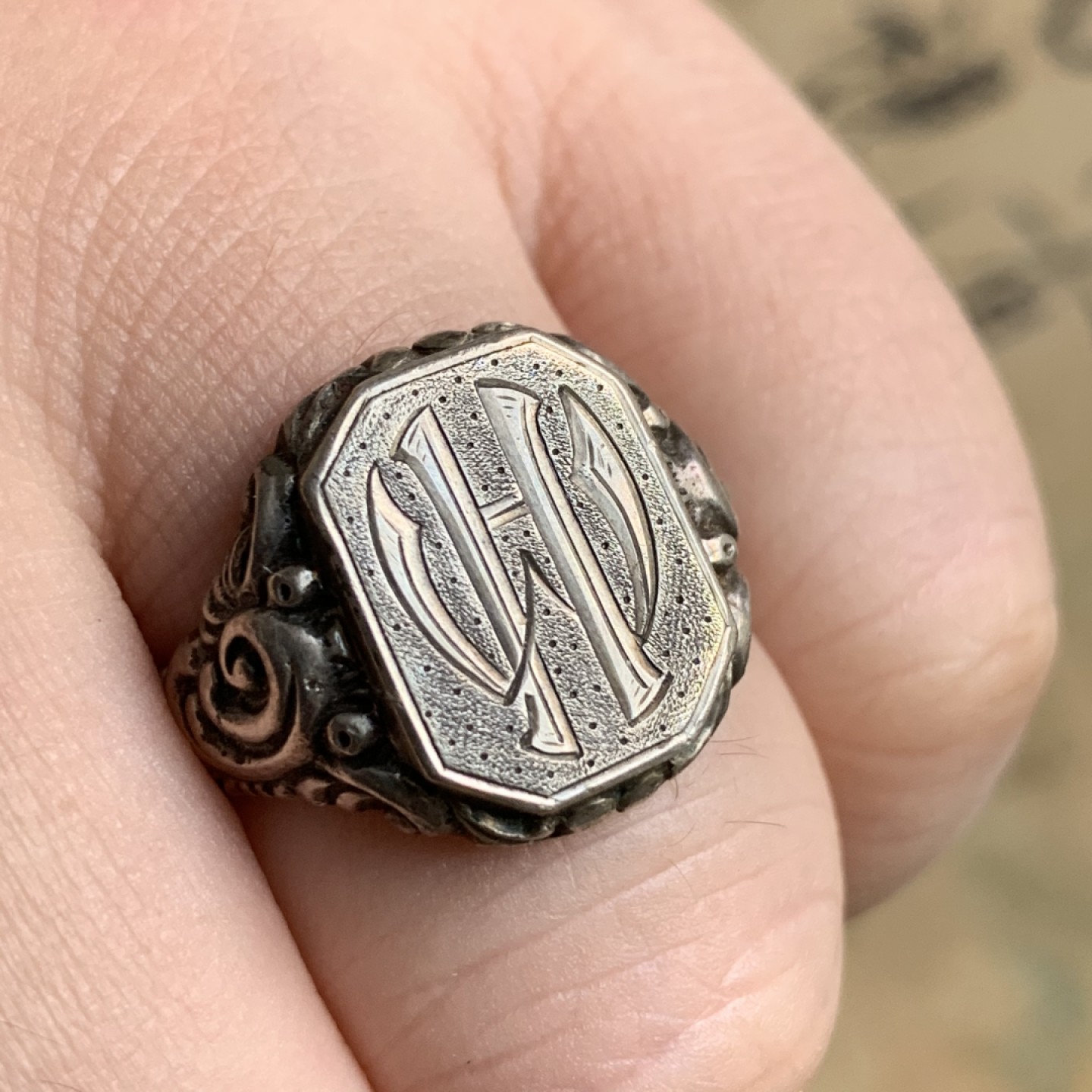 《竞宝斋》第112场-周日，周一 ，2场连拍（全场包邮） 德国老银戒指 手工雕刻 戒面有漂亮的贵族字母纹章 带835银戳 从工艺上看约为1840s的作品 味道十足 自用收藏都很合适