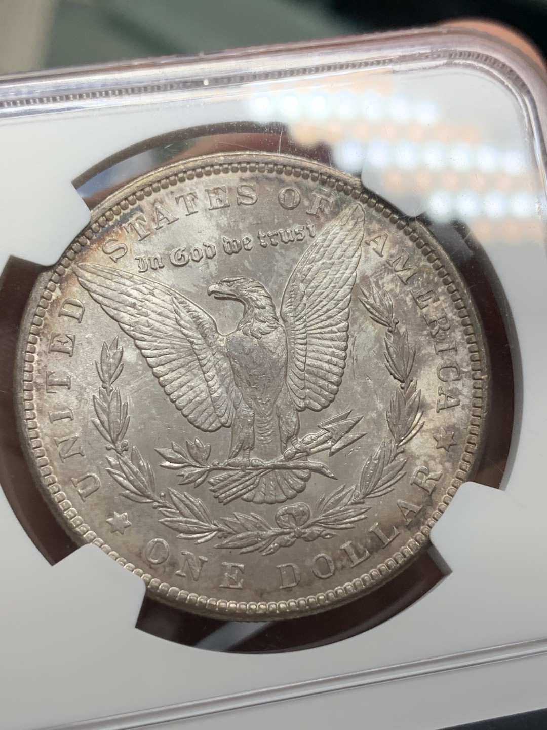 《竞宝斋》第112场-周日，周一 ，2场连拍（全场包邮） NGC-MS64 1889摩根银币 绒布盒保存产生的环彩包浆 状态完胜64白币