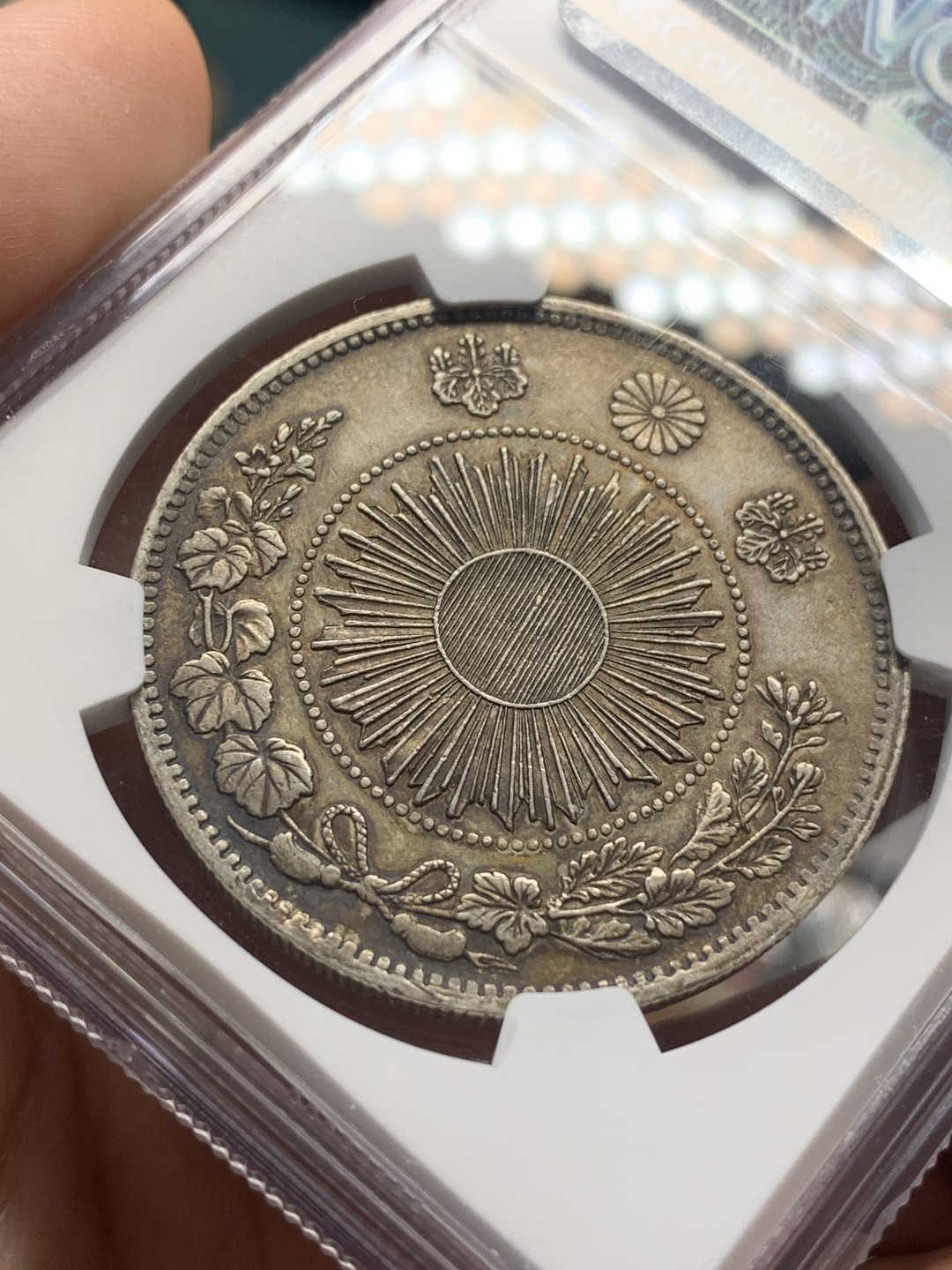 《竞宝斋》第112场-周日，周一 ，2场连拍（全场包邮） NGC AU 老包浆 日本1870年 旭日 明治三年龙一元 银币 没有清洗的感觉