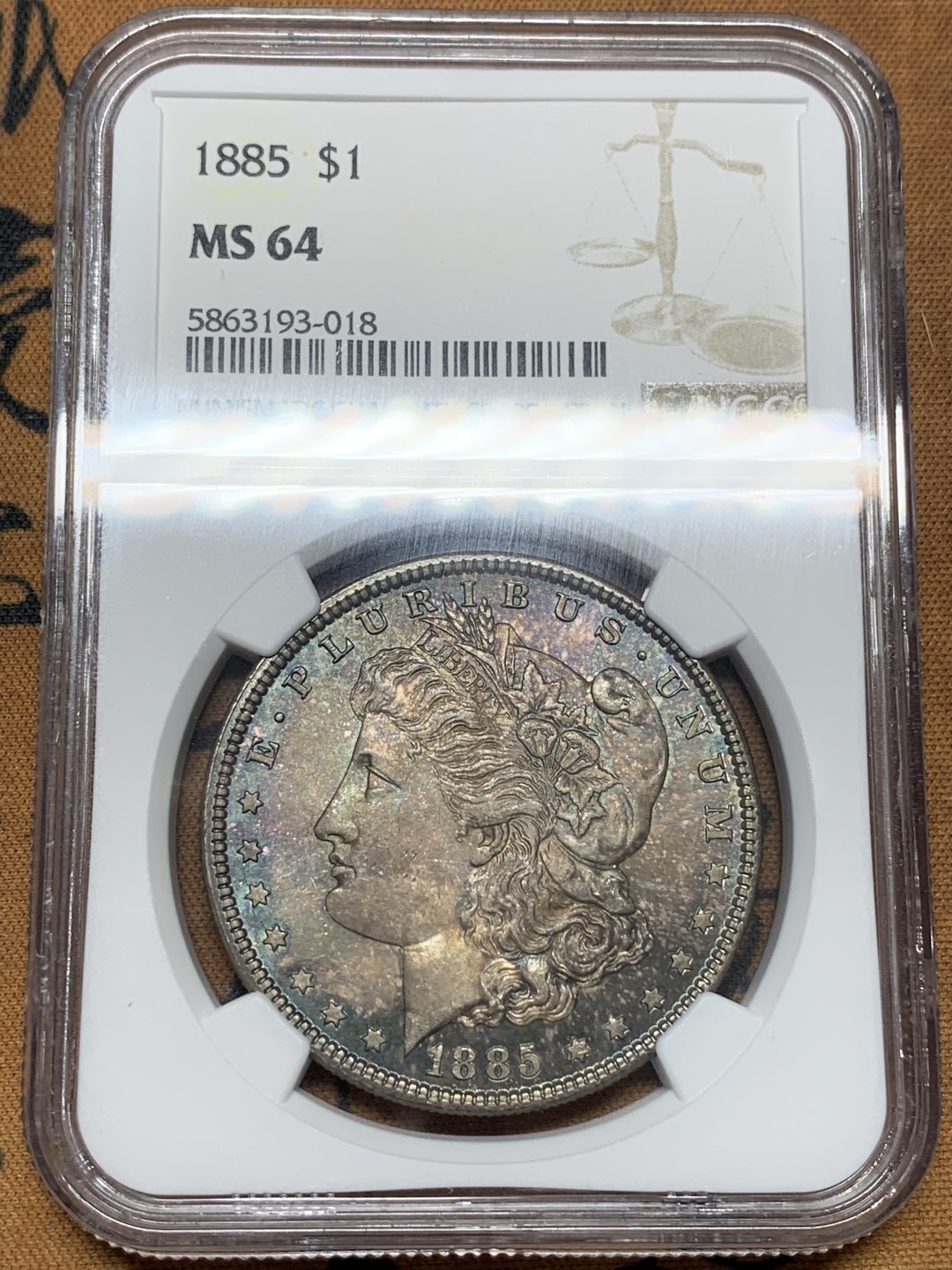 《竞宝斋》第112场-周日，周一 ，2场连拍（全场包邮） NGC-MS64 美国 1885年 摩根银币 女神面满彩 鹰面彩中彩 背斑驳彩 2点-6点方向深蓝月牙