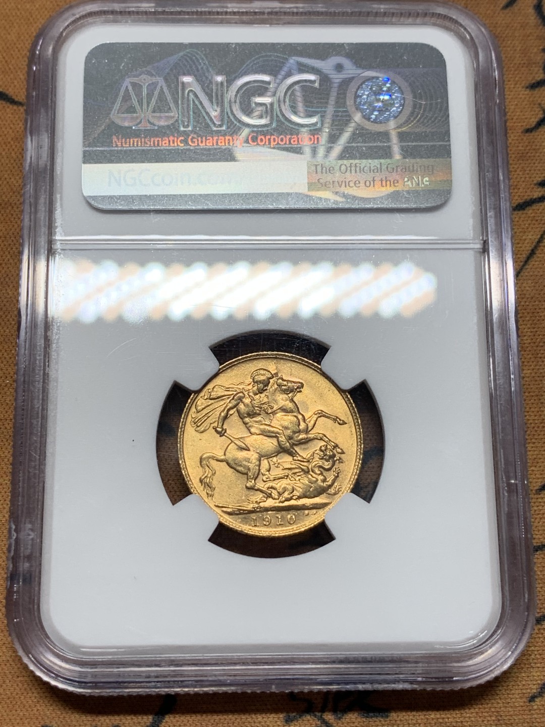 《竞宝斋》第112场-周日，周一 ，2场连拍（全场包邮） NGC-MS63 英国爱德华七世 1910年 1索维林马剑金币 8克 细节底板超分数状态