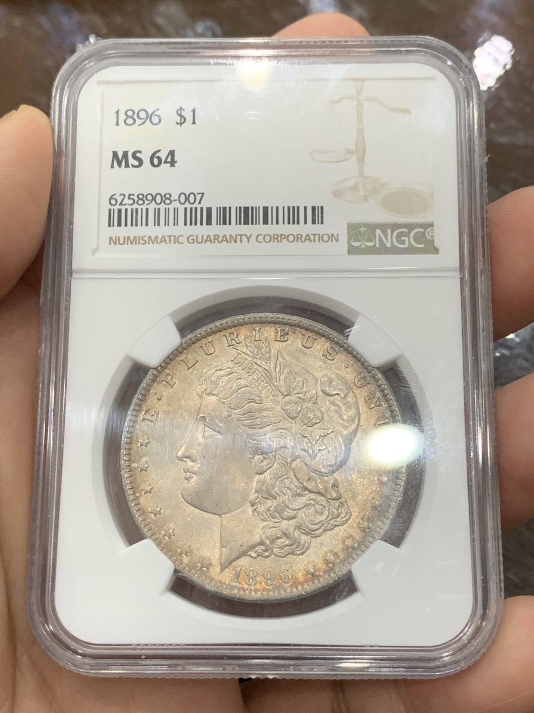 《竞宝斋》第112场-周日，周一 ，2场连拍（全场包邮） NGC-MS64 美国 1896年 摩根银币 双面淡金彩 女神面10点-4点方向 有一道淡金色“一”字包浆