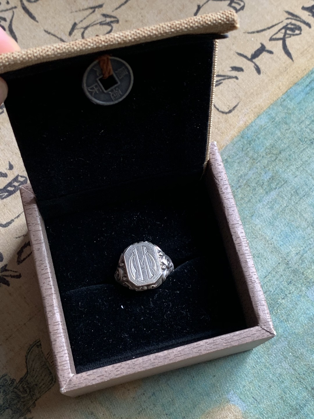 《竞宝斋》第112场-周日，周一 ，2场连拍（全场包邮） 德国老银戒指 手工雕刻 戒面有漂亮的贵族字母纹章 带835银戳 从工艺上看约为1840s的作品 味道十足 自用收藏都很合适