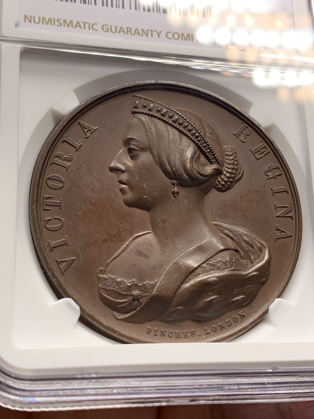 《竞宝斋》第112场-周日，周一 ，2场连拍（全场包邮） NGC MS63 英国 1858年 维多利亚女王 访问沃里克 纪念铜章 背面为沃里克城堡景观 整体高浮雕 热门品种 加厚盒装