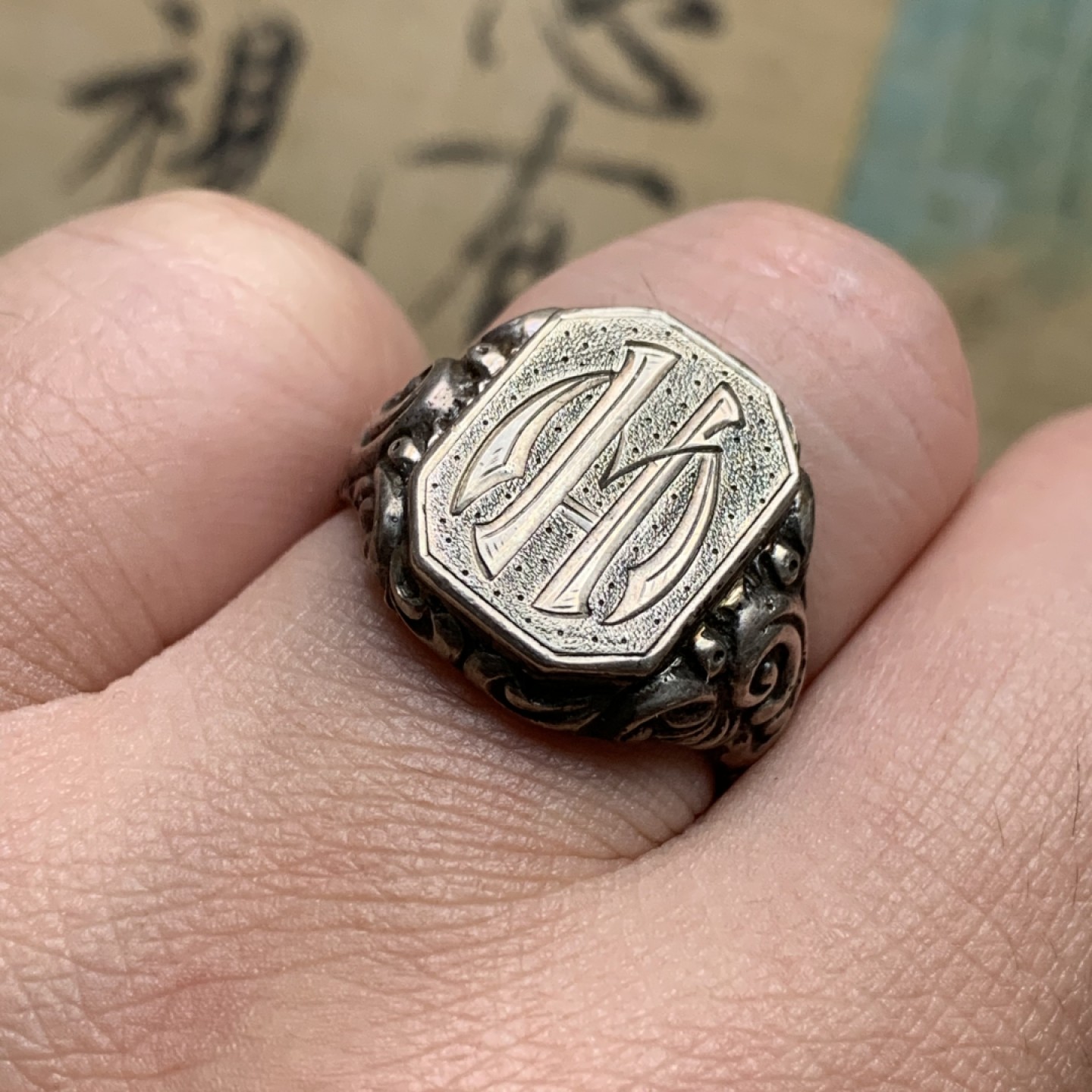 《竞宝斋》第112场-周日，周一 ，2场连拍（全场包邮） 德国老银戒指 手工雕刻 戒面有漂亮的贵族字母纹章 带835银戳 从工艺上看约为1840s的作品 味道十足 自用收藏都很合适