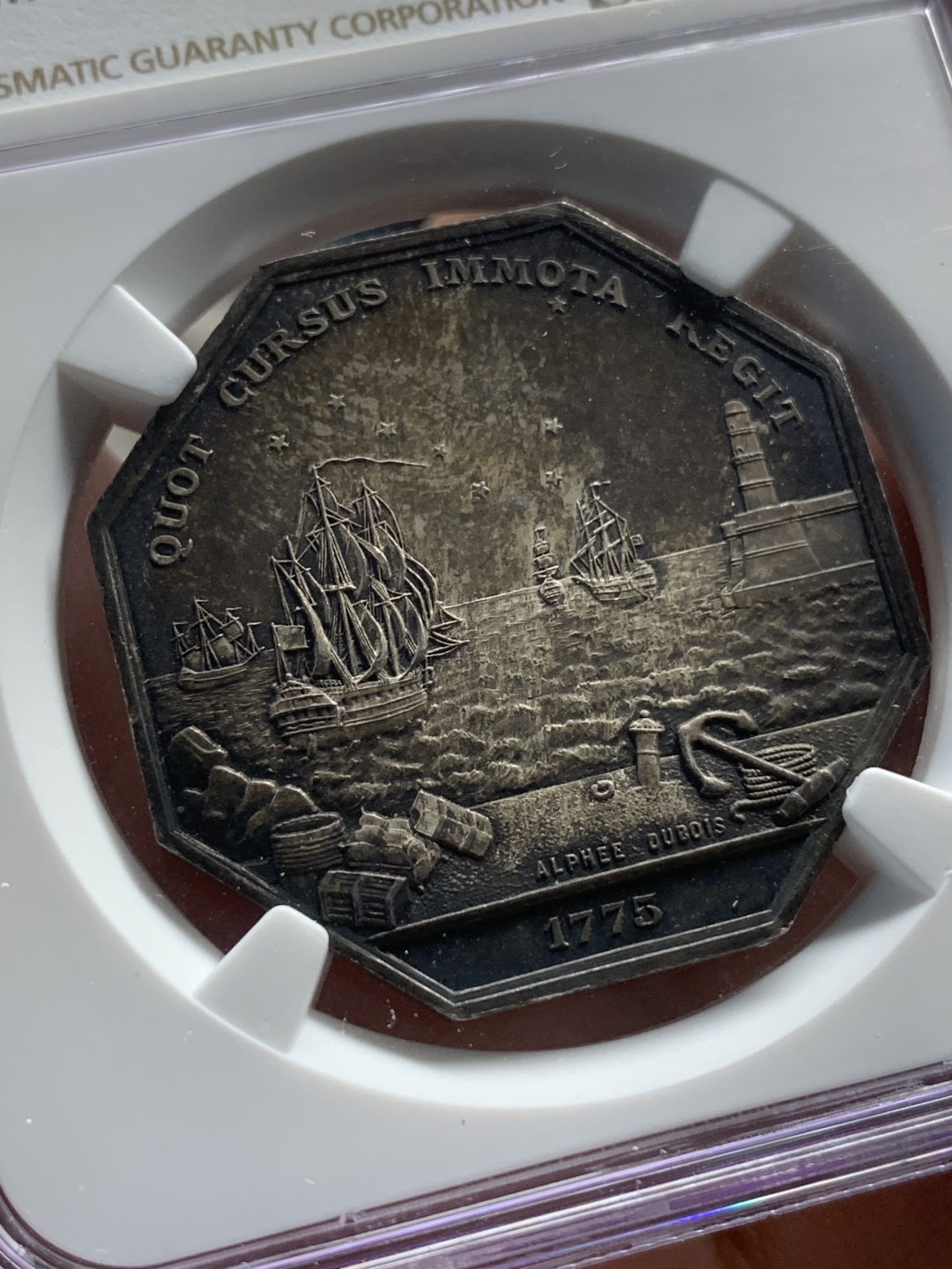 《竞宝斋》第112场-周日，周一 ，2场连拍（全场包邮） NGC-MS62 1775年法国马赛港口景观八角 非常少见的版本，正面港口景观，背面葡萄小麦等农作物环绕，设计精美