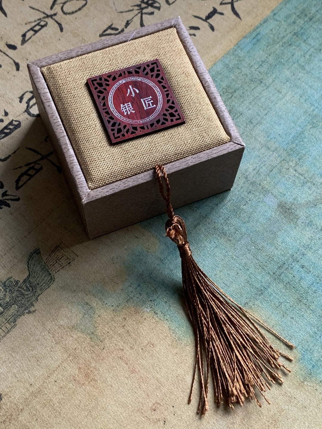 《竞宝斋》第112场-周日，周一 ，2场连拍（全场包邮） 德国老银戒指 手工雕刻 戒面有漂亮的贵族字母纹章 带835银戳 从工艺上看约为1840s的作品 味道十足 自用收藏都很合适