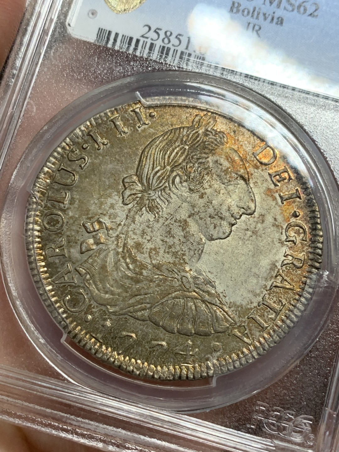《竞宝斋》第112场-周日，周一 ，2场连拍（全场包邮） PCGS-MS62 1774年西属玻利维亚卡三8R 全币深打，金色包浆，打制是影响西属币价格的最重要因素之一 绝美