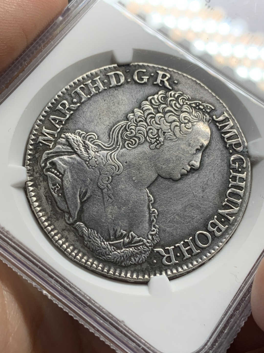 《竞宝斋》第112场-周日，周一 ，2场连拍（全场包邮） NGC-XFD 1751年奥属尼德兰玛利亚特蕾莎1杜卡特 少见的大奶妈品种，33.25克，黑包浆，胸前流苏清晰完整，给XF有些低评