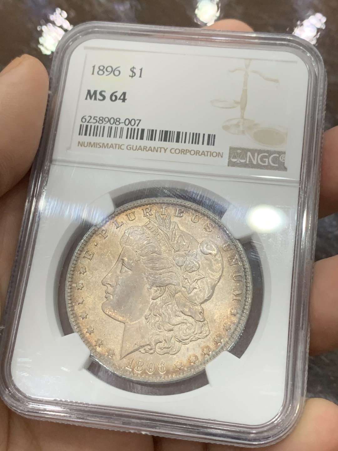 《竞宝斋》第112场-周日，周一 ，2场连拍（全场包邮） NGC-MS64 美国 1896年 摩根银币 双面淡金彩 女神面10点-4点方向 有一道淡金色“一”字包浆