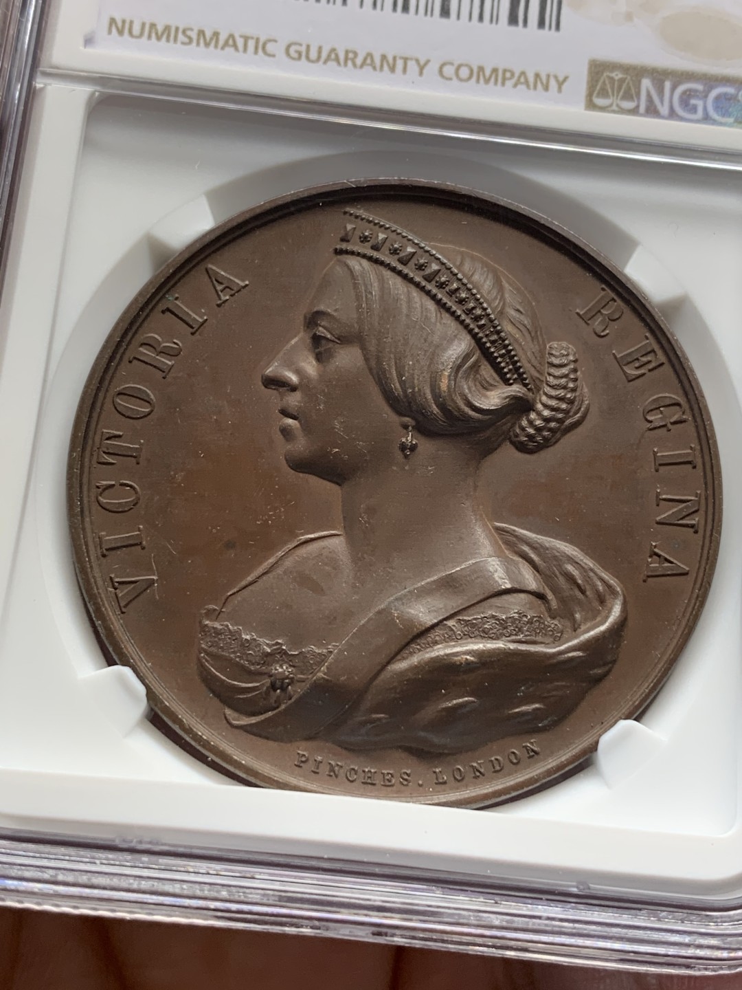 《竞宝斋》第112场-周日，周一 ，2场连拍（全场包邮） NGC MS63 英国 1858年 维多利亚女王 访问沃里克 纪念铜章 背面为沃里克城堡景观 整体高浮雕 热门品种 加厚盒装