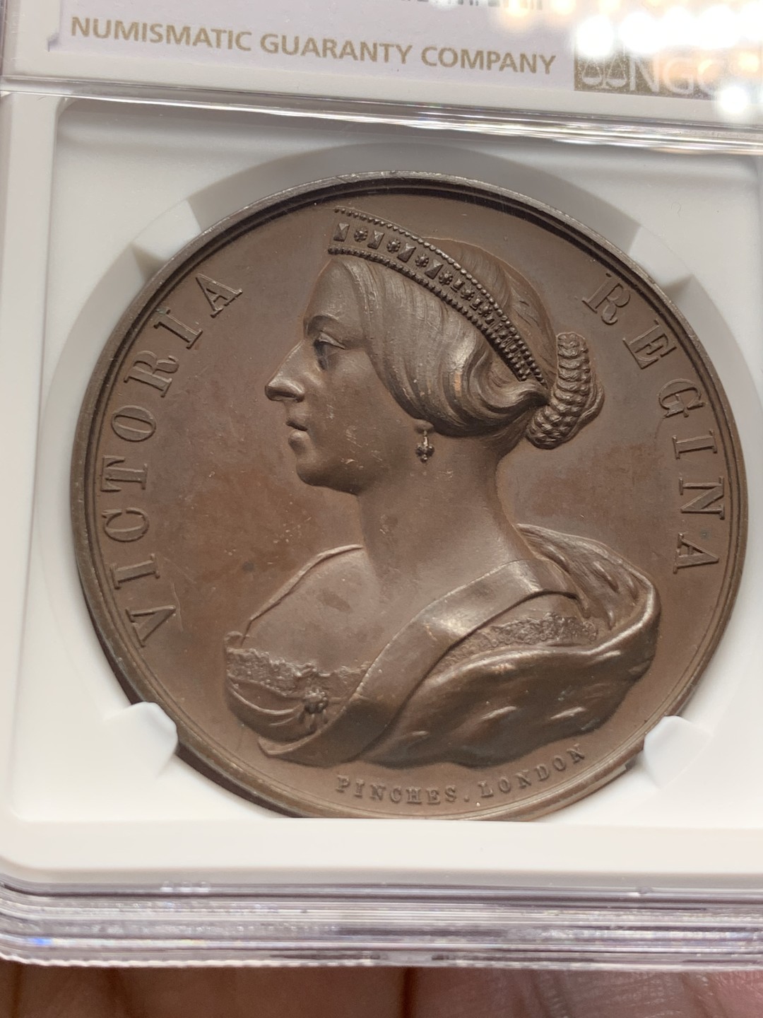 《竞宝斋》第112场-周日，周一 ，2场连拍（全场包邮） NGC MS63 英国 1858年 维多利亚女王 访问沃里克 纪念铜章 背面为沃里克城堡景观 整体高浮雕 热门品种 加厚盒装