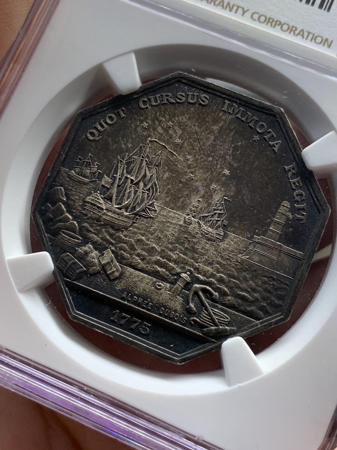 《竞宝斋》第112场-周日，周一 ，2场连拍（全场包邮） NGC-MS62 1775年法国马赛港口景观八角 非常少见的版本，正面港口景观，背面葡萄小麦等农作物环绕，设计精美