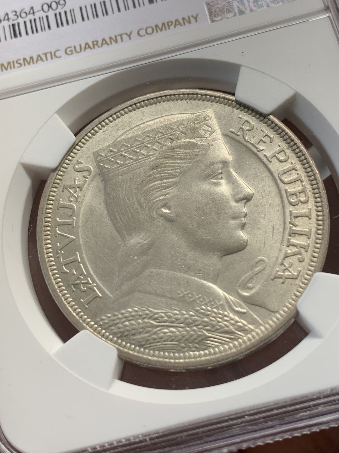 《竞宝斋》第112场-周日，周一 ，2场连拍（全场包邮） NGC-MS63 拉脱维亚1931年少女头像5拉特银币 大热品种 外拍价格已起飞