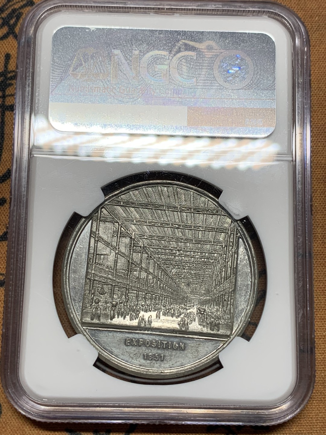 《竞宝斋》第112场-周日，周一 ，2场连拍（全场包邮） NGC MS61 英国 1851年首届世博会纪念章，描绘了壮丽的水晶宫及内部景象 WM白金属材质 高浮雕 细节满满