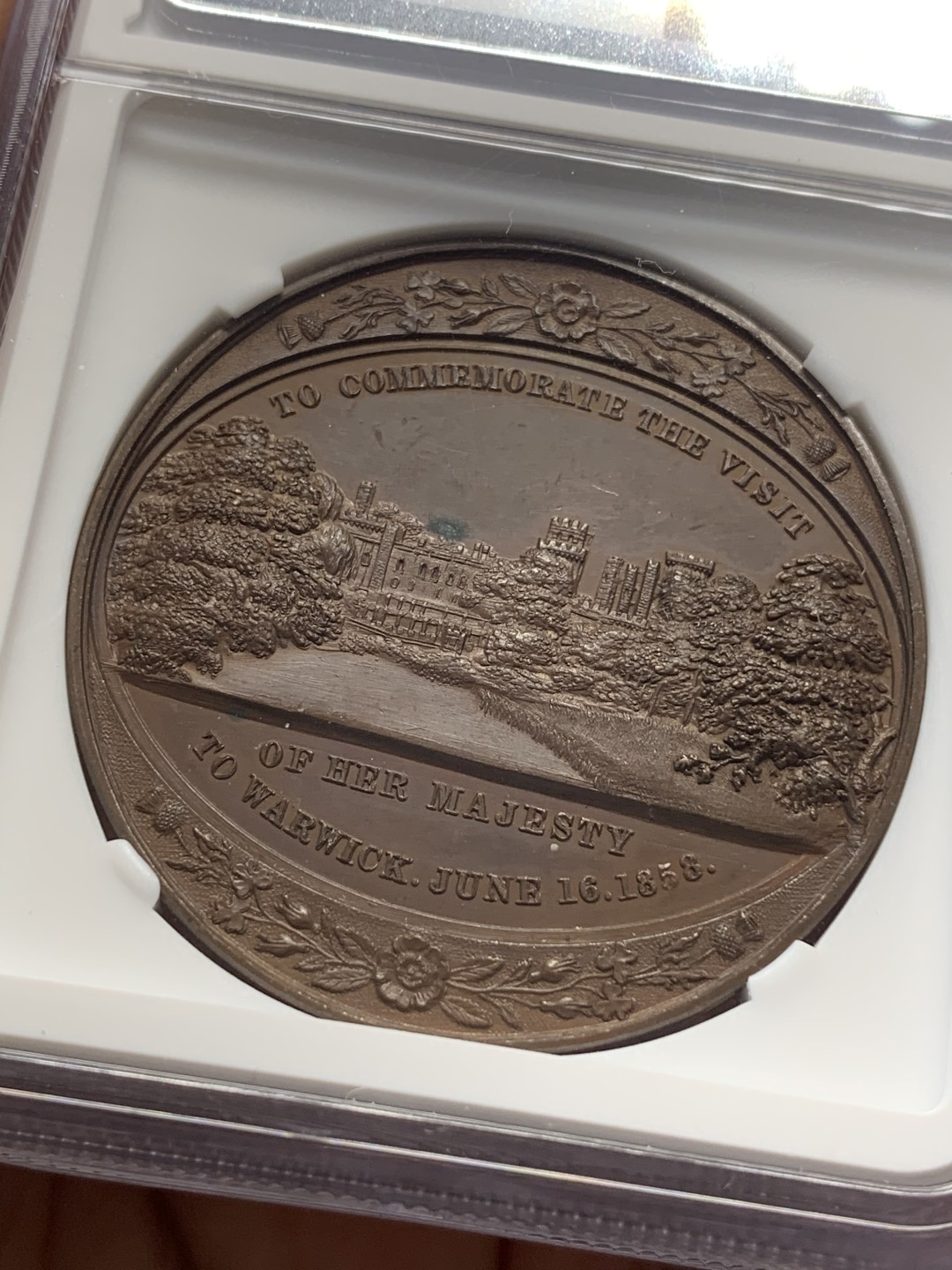 《竞宝斋》第112场-周日，周一 ，2场连拍（全场包邮） NGC MS63 英国 1858年 维多利亚女王 访问沃里克 纪念铜章 背面为沃里克城堡景观 整体高浮雕 热门品种 加厚盒装