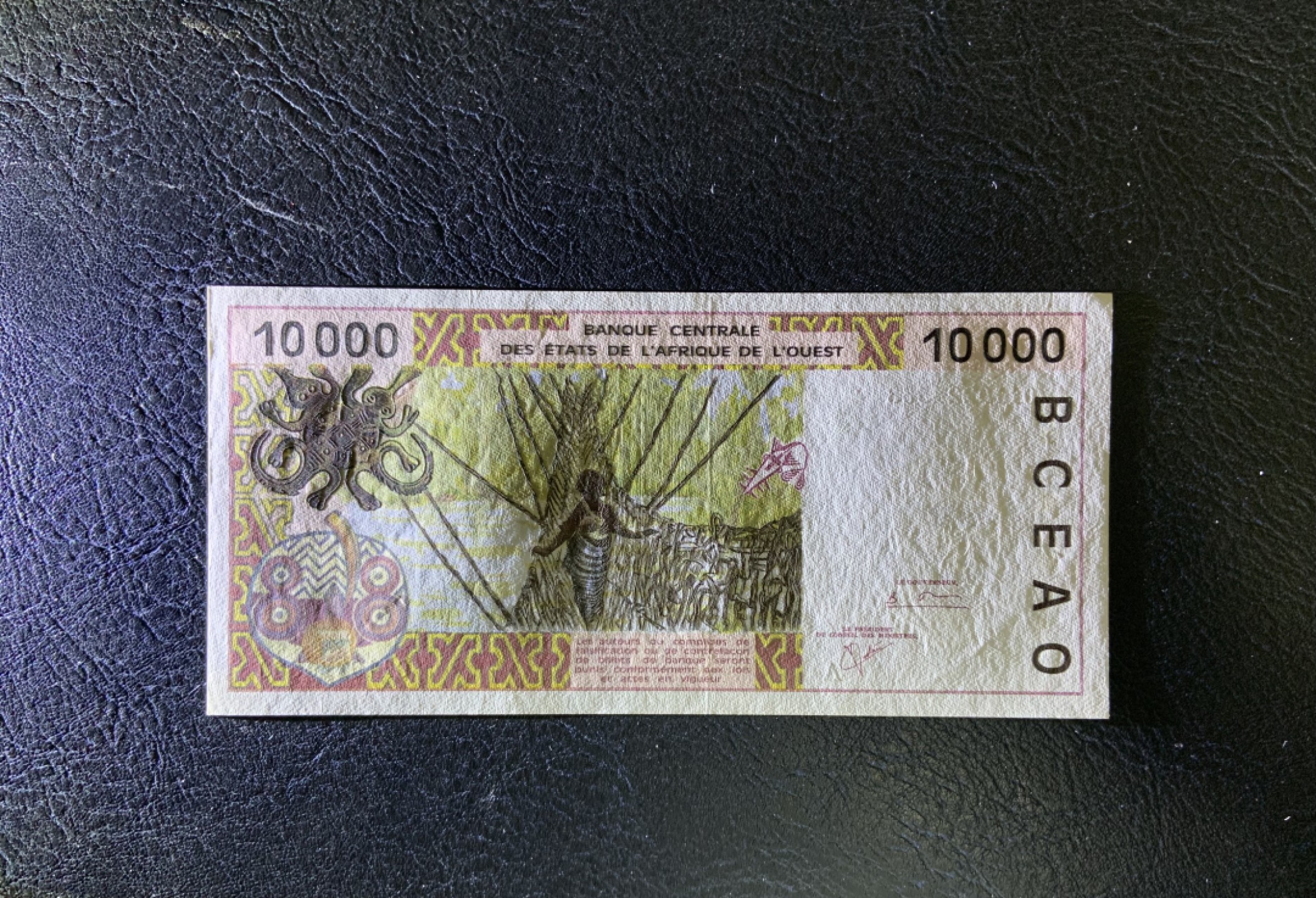 收藏联盟Quantum Auction 第204期拍卖 西非(科特迪瓦)2001年10000法郎 品相UNC- 灯下有斑